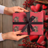 Rode achtergrond van de aangepaste Valentijn met h Cadeaupapier