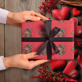 Rode achtergrond van de aangepaste Valentijn met h Cadeaupapier