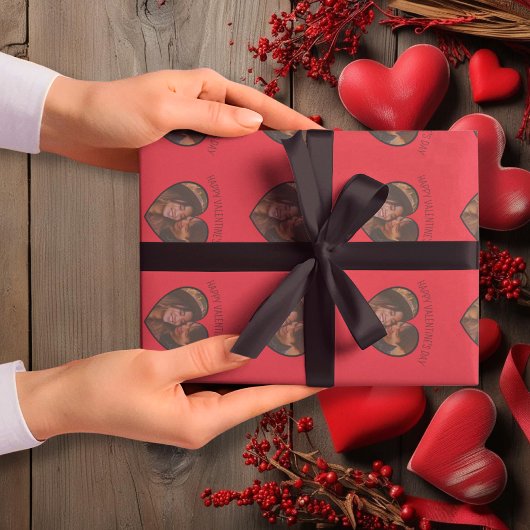 Rode achtergrond van de aangepaste Valentijn met h Cadeaupapier