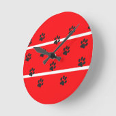 Rode achtergrond zwarte kattenpoten ronde klok (Hoek)