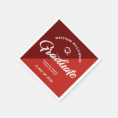 Rode afstudeercap in vette retro script lettertype servet (Hoek)