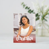 Rode afstuderen foto vetgedrukte typografie bedank briefkaart (Staand voorkant)