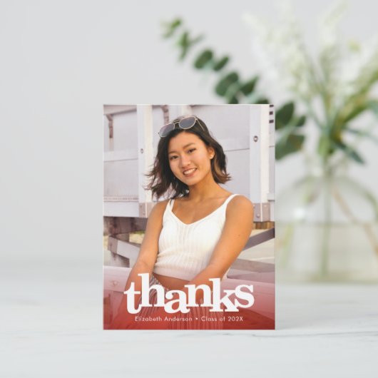 Rode afstuderen foto vetgedrukte typografie bedank briefkaart (Staand voorkant)