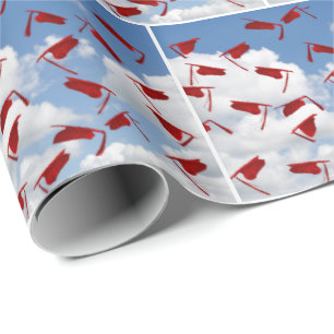 Rode afstuderen petten in de lucht cadeaupapier