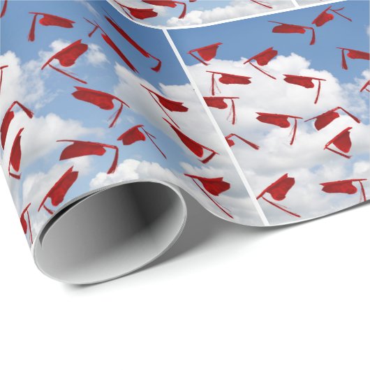 Rode afstuderen petten in de lucht cadeaupapier (Rol Hoek)