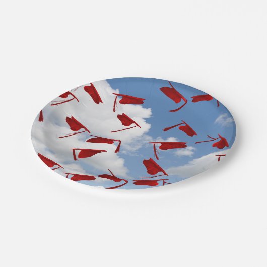 rode afstuderen petten in de lucht papieren bordje (Gekanteld)