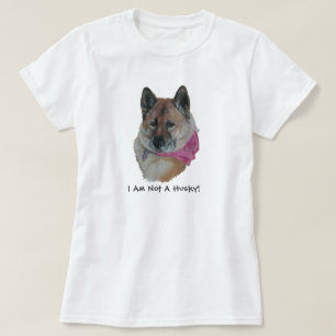 rode akita in roze sjaal , met een zwevende husky  t-shirt