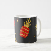 Rode ananas, glitter, zwarte achtergrond. koffiemok (Voorkant rechts)