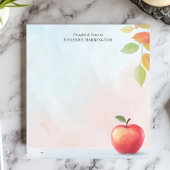 Rode appel en herfstbladeren gepersonaliseerd notitieblok