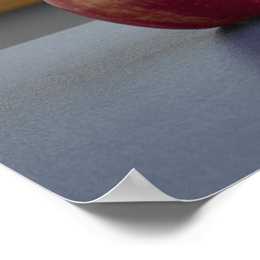 Rode appel op het bureau van de leerkrachten poster (Hoek)