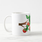 Rode appelboomtak vers fruit en groene bladeren koffiemok (Links)