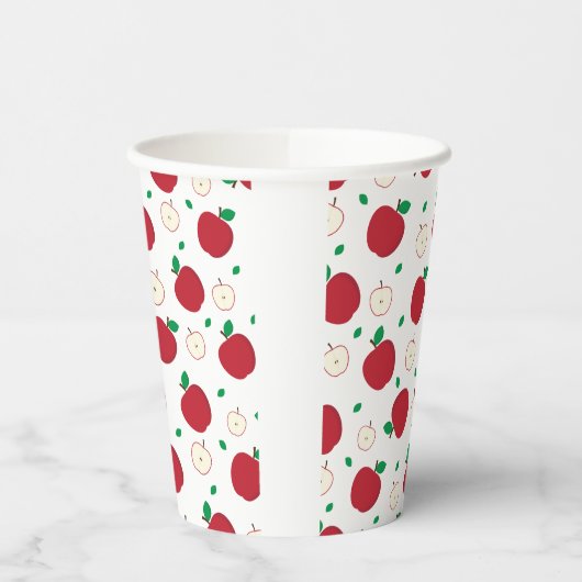 Rode appels en gesneden appels papieren bekers (Links)