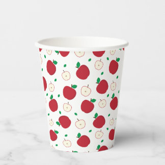 Rode appels en gesneden appels papieren bekers