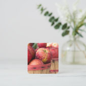 Rode appels in mandje vierkante visitekaartje (Staand voorkant)