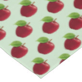 Rode appels op lichtgroen tafelkleed (Gekanteld)