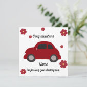 Rode auto bloemen rijexamen felicitaties kaart (Staand voorkant)