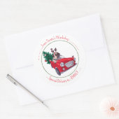 Rode auto en Kerstboom & Gelukkige hond Ronde Sticker (Envelop)
