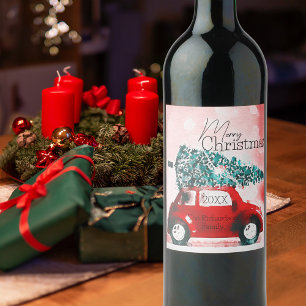 rode auto met een kerstboom vastgebonden aan het wijn etiket