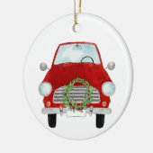 Rode auto met kerstkrans keramisch ornament (Links)