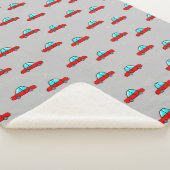 Rode auto's op grijs sherpa deken (3/4)