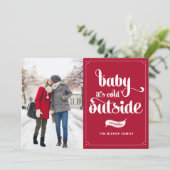 Rode Baby Het is Koud Buiten Script Kerstfoto Feestdagenkaart (Staand voorkant)