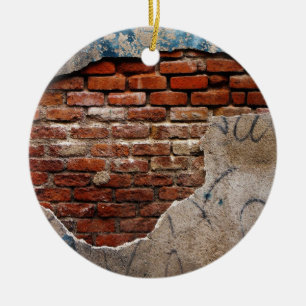 Rode Baksteen onder de Graffiti Geregen Muur van Keramisch Ornament