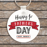 Rode Banner Gelukkige 1e Vaderdag Koel Modern Sleutelhanger<br><div class="desc">"Fijne Eerste vaderdag." Laat papa zijn vreugde uitdrukken om een nieuwe ouder te worden. Cool, grafisch, modern zwart, grijs, en witte typografie en een rode bannerbekleding passen een witte achtergrond aan met het jaar dat hij een vader werd voor de perfecte, gepersonaliseerde keepomwille sleutelhanger die hij elke dag zal gebruiken....</div>