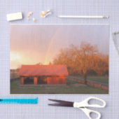 Rode Barn Bathed in de regenboog van een regenbui Tissuepapier (Craft)