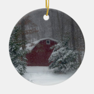 Rode Barn in de sneeuw Keramisch Ornament