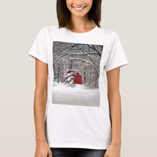 Rode Barn in de sneeuw van 2011 T-shirt (Voorkant)