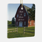 Rode Barn met Verloving van het hek-land Keramisch Ornament (Rechts)