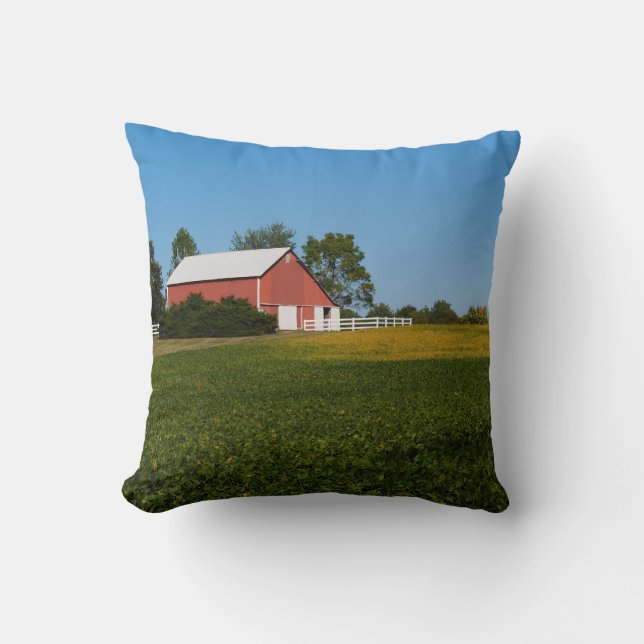 Rode Barn naast een sojaboenveld Pillow Kussen (Voorkant)