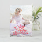 Rode belettering overlay zeer vrolijke kerstfoto feestdagenkaart (Staand voorkant)