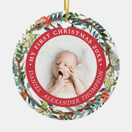 Rode bessen dennennaaldkrans Baby 1e Kerstmis Keramisch Ornament (Voorkant)