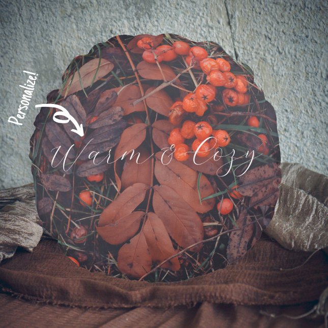 Rode bessen en bruine herfstbladeren rond kussen (Creator heeft geüpload)