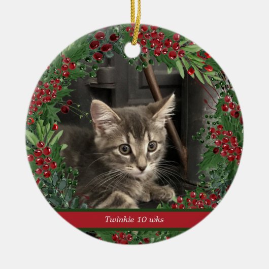 Rode bessen en kerstgroenen 2 Fotofoto's Keramisch Ornament (Voorkant)