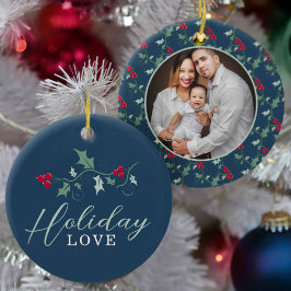 Rode bessen groene hulst op blauwe kerst foto keramisch ornament