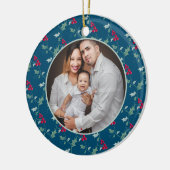 Rode bessen groene hulst op blauwe kerst foto keramisch ornament (Links)