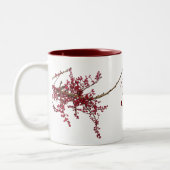 Rode bessen op de slapende boomtak tweekleurige koffiemok (Links)