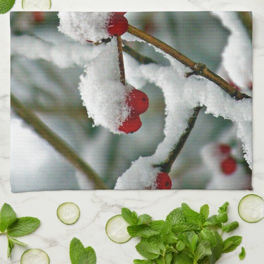 Rode bessen op wintersneeuw theedoek (Gevouwen)