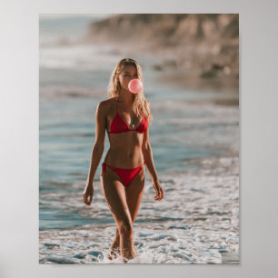 Rode bikini Vrouw bij Oceaan Mooie Bubble Gum Bel Poster
