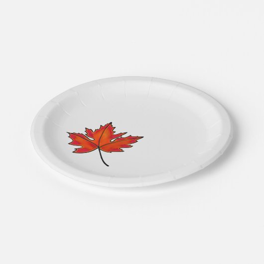 Rode bladeren, mazelbladeren, herfstkleuren papieren bordje (Gekanteld)