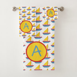 Rode Blauwe en Gele Speelzeilboot Monogram Bad Handdoek