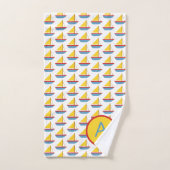 Rode Blauwe en Gele Speelzeilboot Monogram Bad Handdoek (Handdoek)