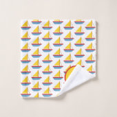 Rode Blauwe en Gele Speelzeilboot Monogram Bad Handdoek (Wasdoekje)