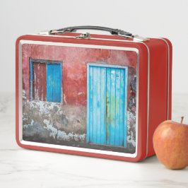 Rode, blauwe en grijze wand, deur en raam