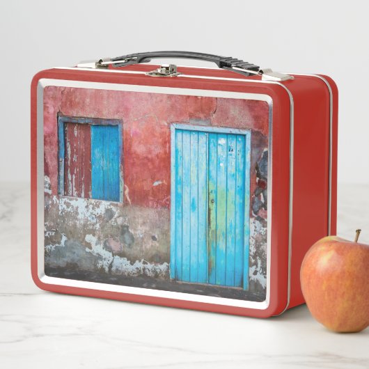 Rode, blauwe en grijze wand, deur en raam (In situ)