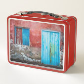 Rode, blauwe en grijze wand, deur en raam (Achterkant)