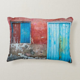 Rode, blauwe en grijze wand, deur en raam accent kussen