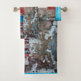 Rode, blauwe en grijze wand, deur en raam bad handdoek